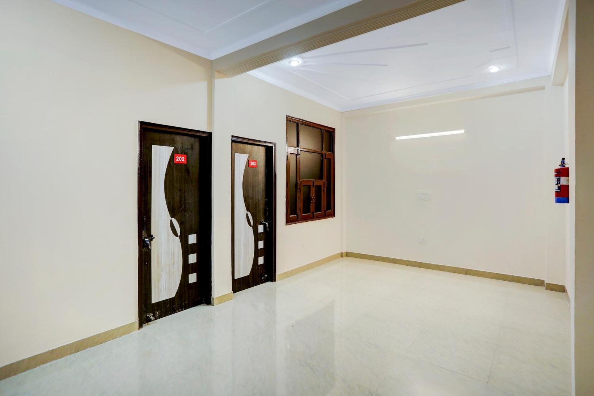 Hotel O Pari Hotel Ghaziabad Exteriör bild